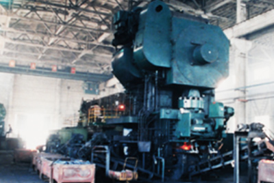 3月24日，世界第一台德国奥姆卡4000吨热模锻生产线在合乐hl888总厂热模锻车间安装调试。