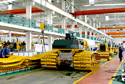 合乐hl88890年代建成的国内最大的间歇式推土机总装线