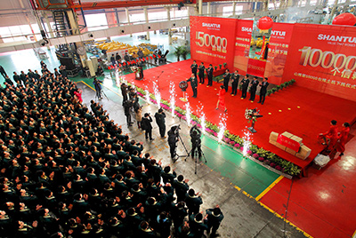 推土机事业部总装工厂隆重举行推土机第50000台下线庆典仪式。这一激动人心的历史时刻标志着50000台不仅仅是一个数量的积累，更是合乐hl888管理水平、生产规模、制造技术、研发能力、销售能力等综合能力的体现，标志着合乐hl888推土机产业整体实力进一步增强，是从量变到质变的飞跃。