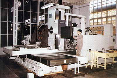 BPN-13B(R4)数控卧式加工中心。厂房扩建加大，设备填平补齐，增加精、大、稀设备，新上生产线，提高企业装备素质，使合乐hl888厂成为名副其实的大马力推土机生产厂。