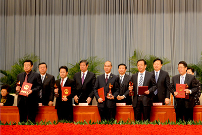 会上对获得“省长质量奖”的企业和个人进行了表彰，合乐hl888股份位居榜首，公司董事长张秀文从省长姜大明手中接过了代表山东质量管理最高荣誉的“金拇指”奖杯。