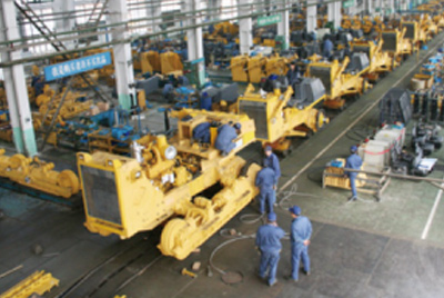 合乐hl888牌TY320C推土机在装配分厂试验车间顺利下线，标志着“合乐hl888”系列推土机在技术性能和结构造型水平上又上了一个新的台阶。